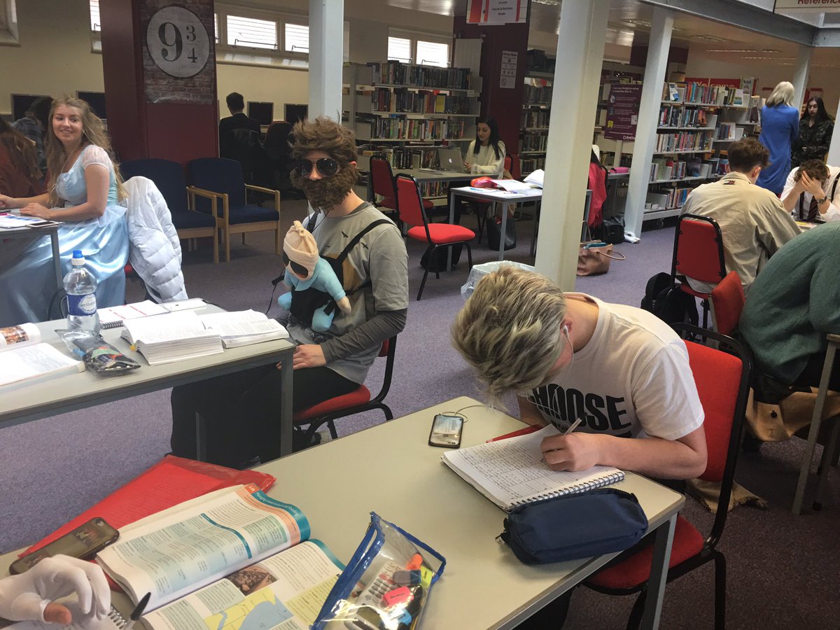 TheRoyalLatin's tweet image. We have the most amazing 6th formers #CW17 #quietstudy #fancydress #brilliant @LibraryRLS @RLS6thform 😂1/2