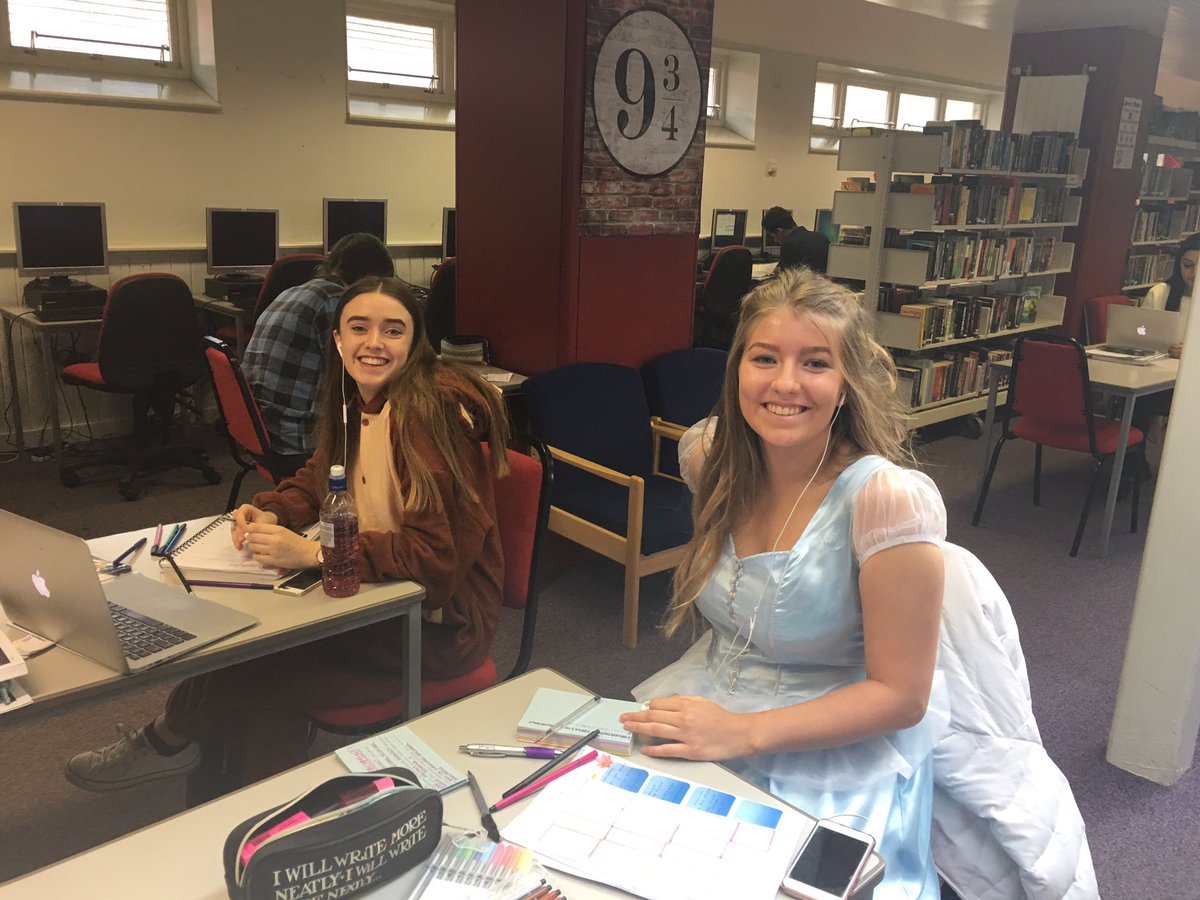 TheRoyalLatin's tweet image. We have the most amazing 6th formers #CW17 #quietstudy #fancydress #brilliant @LibraryRLS @RLS6thform 😂1/2