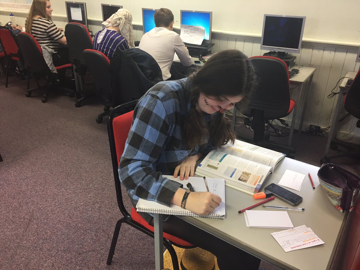 TheRoyalLatin's tweet image. We have the most amazing 6th formers #CW17 #quietstudy #fancydress #brilliant @LibraryRLS @RLS6thform 😂1/2