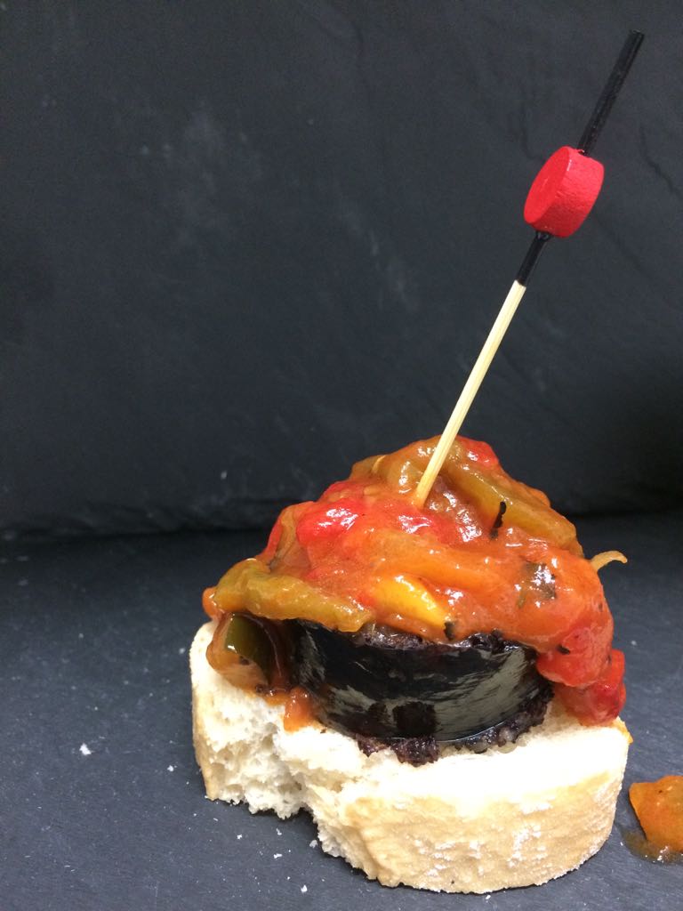BARSORGIE's tweet photo. Nos adelantamos a la primavera con un pintxopote colorido y sabroso: morcilla con pisto y pimientos caseros asados!!! https://t.co/aiXTbYQJIJ