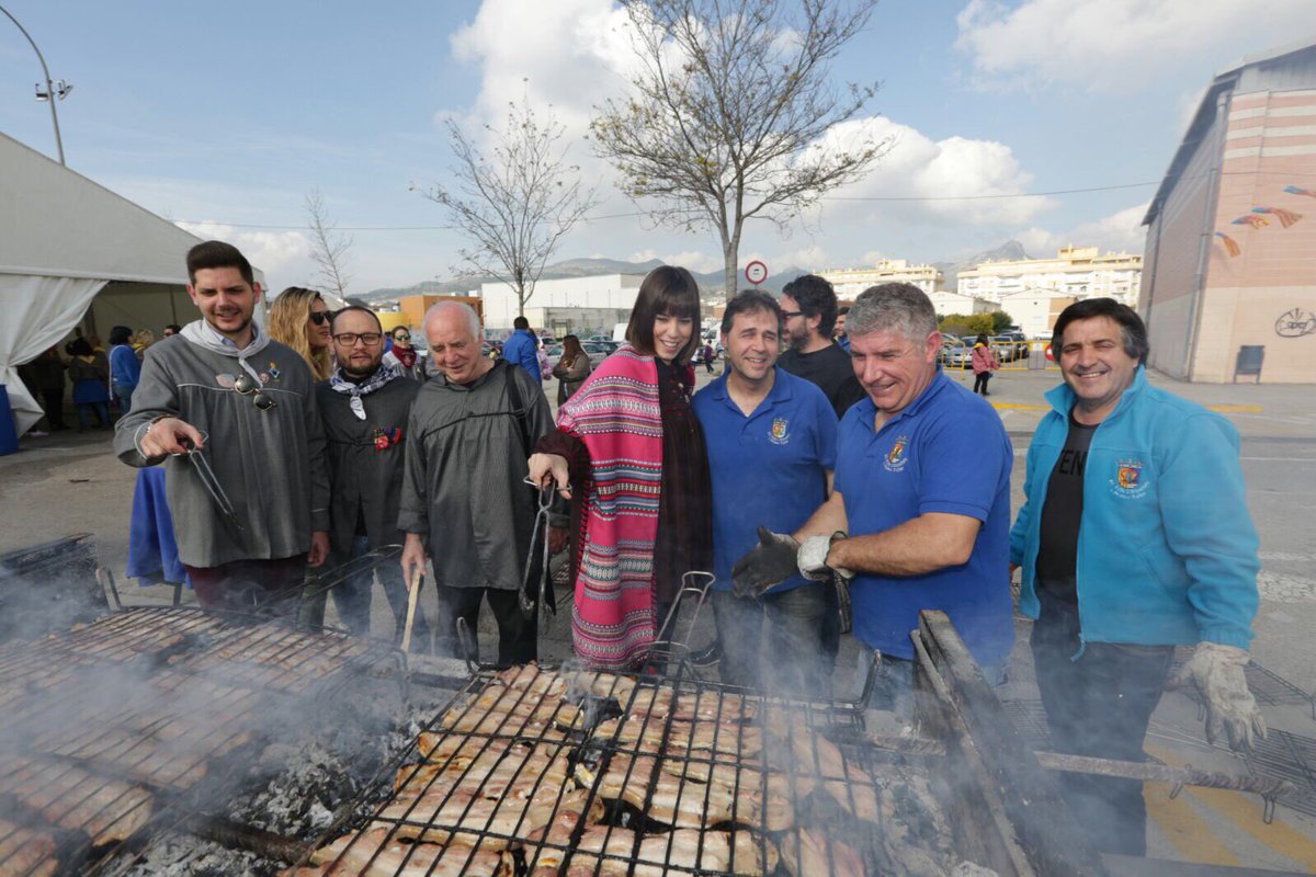 josemaprieto's tweet image. Comencem agafant forces 🥖 a la @FallaAlquerieta. Gràcies per l'acollida 😉. #FallesGND2017