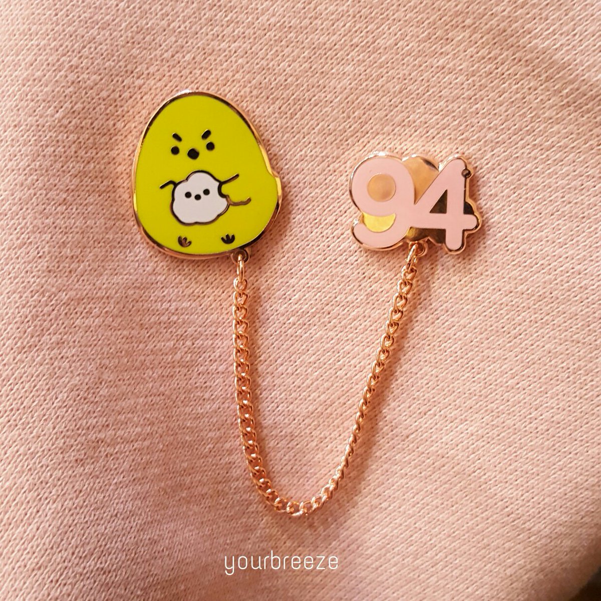 cafe de breeze☕💛 에서 판매될 굿즈인 핑크병아리체인뱃지 🐥뺙뱃지입니다. 동도금으로 로즈골드빛을 띄고 여린 노란색의 병아리가 너무 사랑스러워요😇 
수량이 적어 입장선입금 하신 분 대상으로만 판매할 예정입니다. 자세한안내는 카페전날 올릴게요!