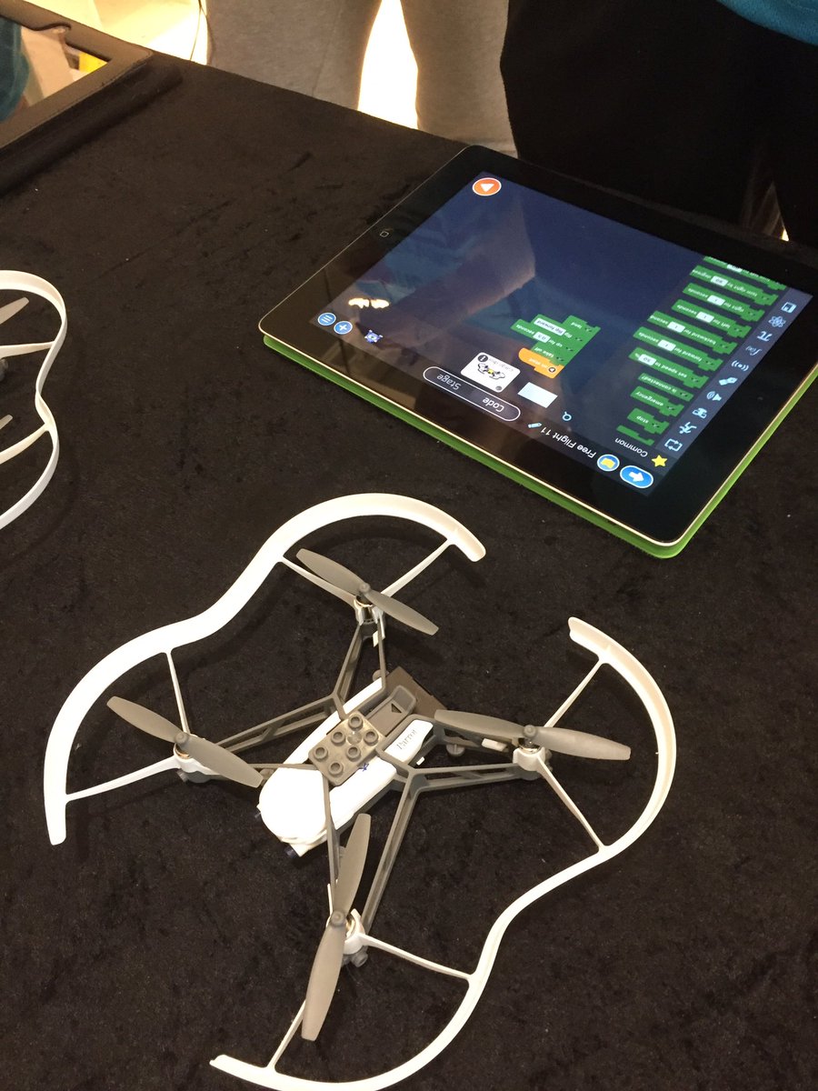 tranekvitring's tweet photo. 9D er på Energimessa med prosjekt om dronar. #Energimessa #droner #programmering https://t.co/rV7foTgifX