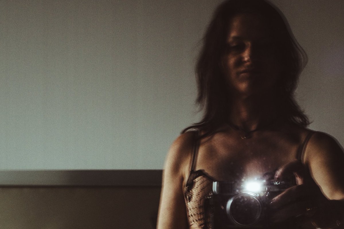 carmendevosss's tweet photo. O380 |
Flash. Ahaaaaaaa. Saviour of the universe.
[From the series Pretty Noise] 

© | photo by #CarmenDeVos

#cdvDigital #cdvPrettyNoise https://t.co/lFudSFaCV3
