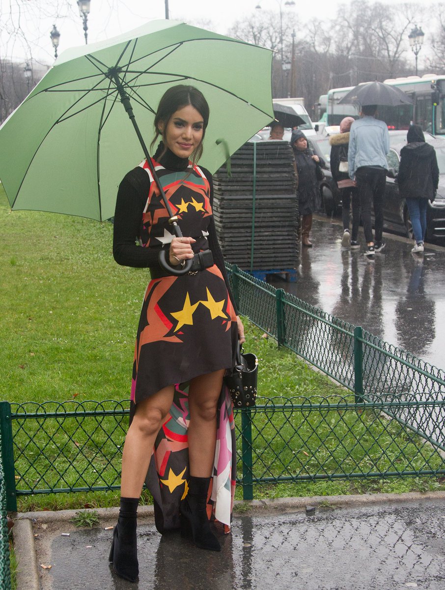 MsLupeCastro's tweet photo. #AccessoriesFunFriday
@MakeUpByCamila wears an @ElieSaabWorld dress matches with a green umbrella.
📸 @parisdisephoto for #MsCastroRides https://t.co/emCxIHe1pC