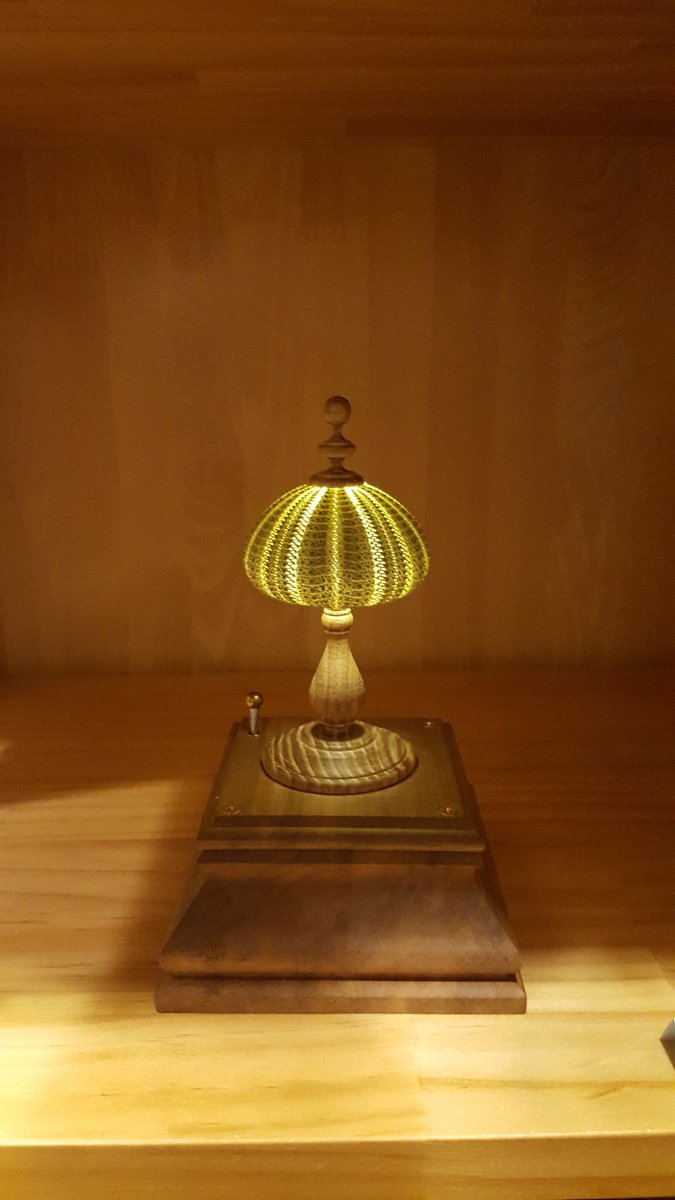 Pippo 音羽館にて展示されていた 小林創新さん制作 ウニ ライトスタンド にむねがときめく ウニの化石を傘に Led電球 単３電池 木工でつくった 一点ものだそう 家にもじつは ウニの化石あるのだけど はぁ みればみるほど なんとランプシェド