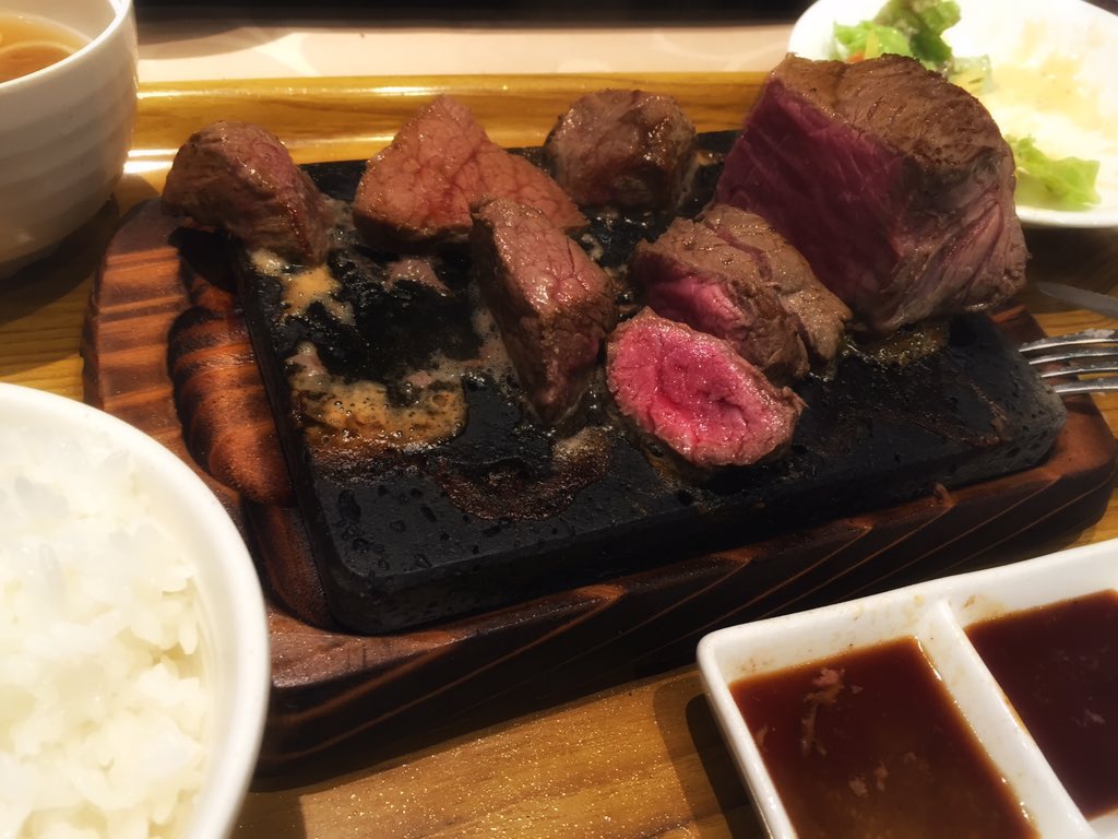 easyeasy77's tweet photo. 腹一杯。。
タレじゃないこの肉汁伝わるかな？笑
赤身でこんな美味いとは👌🏾👌🏾

俺にとってA5のステーキは
明日のモチベーションに繋がる。
だからこの食費は投資💸

”ものは捉え方次第” 😁😁 https://t.co/dHAPfEdSEM