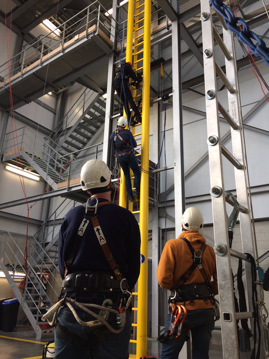 MerlinRadar's tweet image. Getting ready for the offshore bird migration season, safety first! #northsea #radarornithology #aeroecology