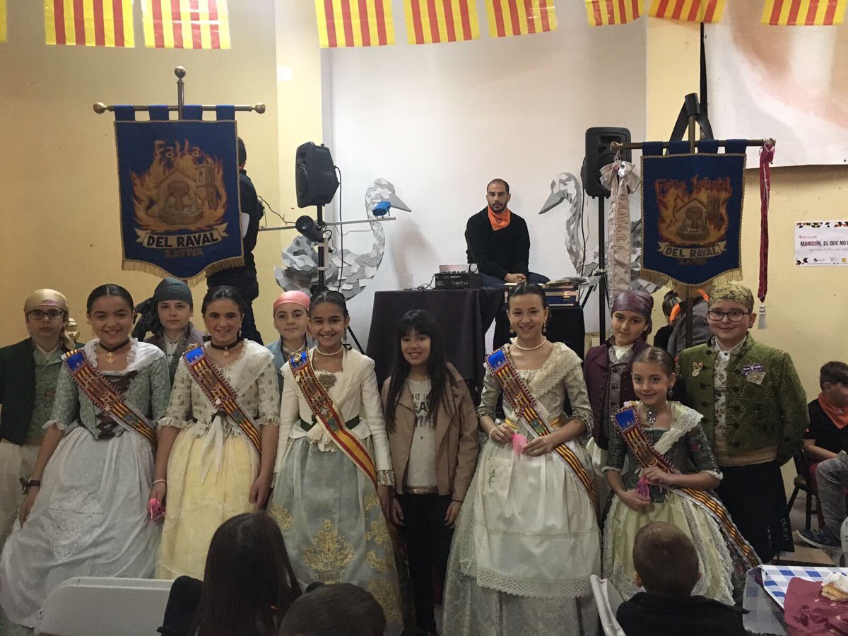 JLF Xàtiva (@jlfxativa) on Twitter photo Els amics de <a href="/FallaRaval1972/">FALLA RAVAL</a> han convidat a la Fallera Major Infantil de Xàtiva i la seua Cort a esmorzar amb ells. Gràcies ! Els amics de <a href="/FallaRaval1972/">FALLA RAVAL</a> han convidat a la Fallera Major Infantil de Xàtiva i la seua Cort a esmorzar amb ells. Gràcies !