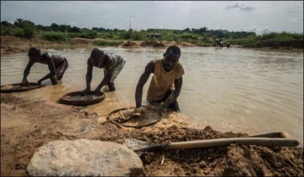 _k1fo_'s tweet photo. Un #diamant exceptionnel trouvé par un pasteur https://t.co/ZVUPKHFLtP #or #SierraLeone #PopeFrancis #Afrique #jewelry #FashionWeek https://t.co/PGUsZDiy9F