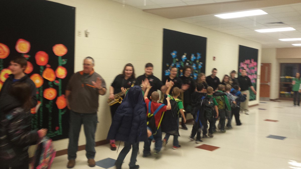 BjSammons50's tweet photo. Another Awesome High - Five Friday  at RCPS! @rcpsprincipal  @fairoaksfarms @RCSC_Bombers https://t.co/0Fhp49d6Q4