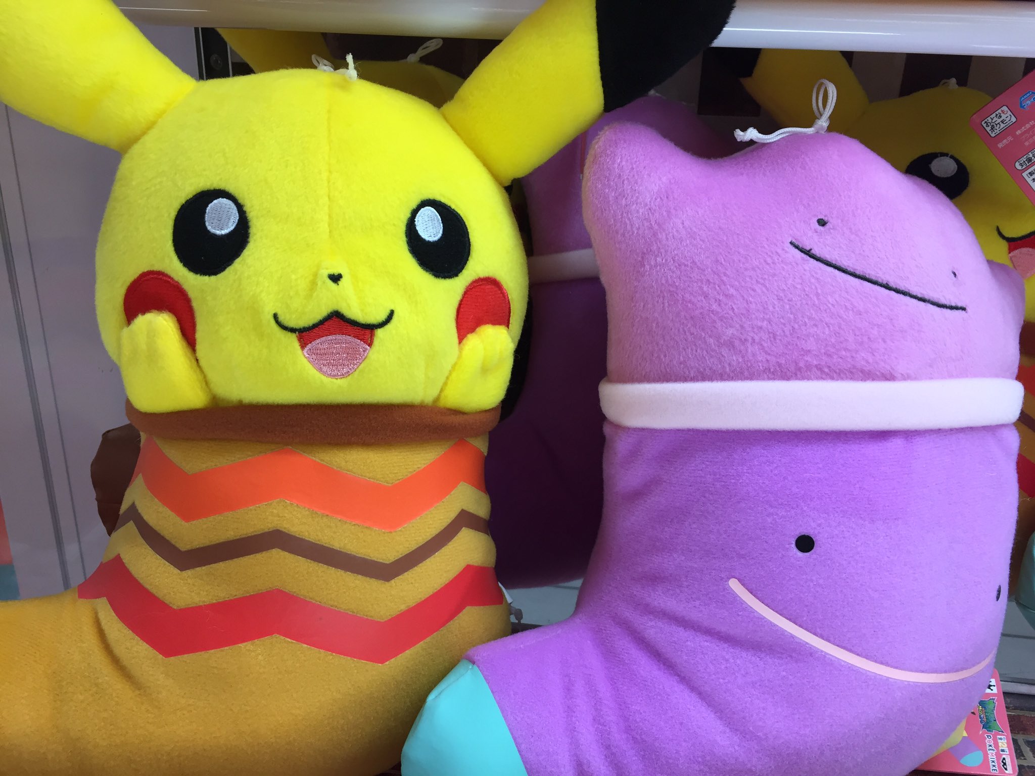 タイステおおいた店 Ar Twitter プライズ ポケミッケ でっかいぬいぐるみ ピカチュウ メタモン 入荷しました ポケモンが靴下 からちょこんと顔を出しているかわいいデザインのぬいぐるみです ほっこり あっでもこれ靴下の中どうなってるか気に