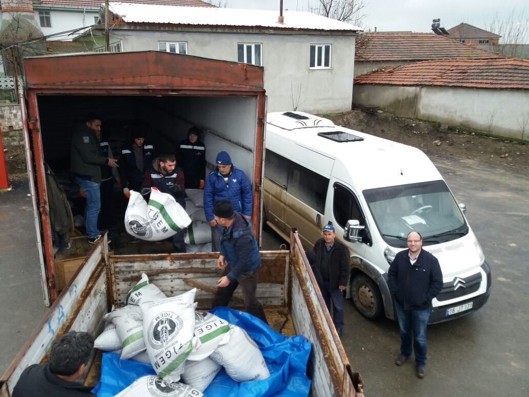 MudanyaTim's tweet photo. @bursabuyuksehir @MudanyaGthm #Mudanya çiftçilerimize #fiğ #korunga #karabuğday #arıotu dağıtımı gerçekleştirildi. https://t.co/BLbAQfKQWW