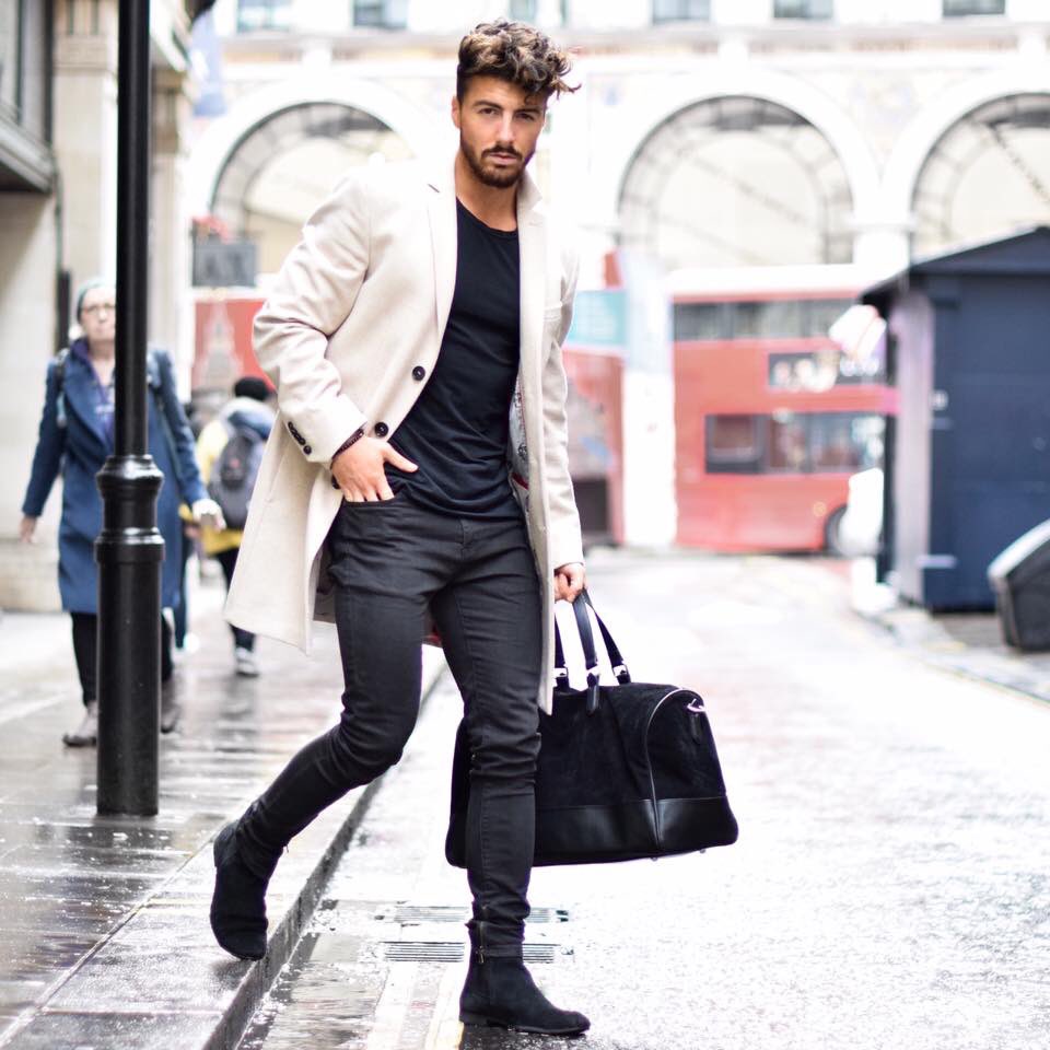 Stepping out on a Friday in our black muscle fit longline tee model <a href="/rowanrowrowan/">Rowan Row</a> 👌🏻vascularwear.com/product-catego…