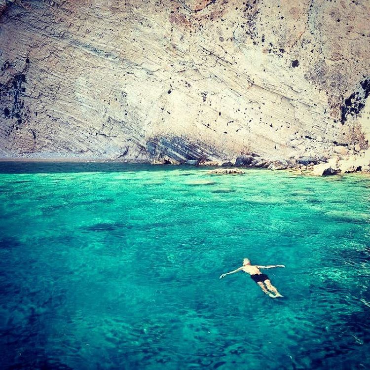 Gratitude and fear can’t co-exist. Change your view, change the world. facebook.com/republicofchan…