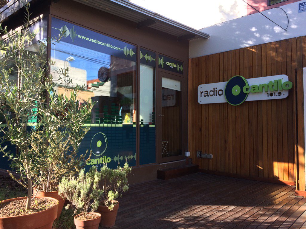 soyjuandinatale's tweet photo. A las 9 cerramos la primera semana de #LoArtesanal en @RadioCantilo https://t.co/Vh9fiMzdNe 101.9 en La Plata. Vení! https://t.co/xGU7fTKB25