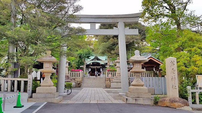 kenbunblog's tweet photo. 兵庫県芦屋市にある芦屋神社です。昔、六甲山に降臨したとされる天穂日命を祀る神社であり、縁結びの神として崇敬を集めています。また、境内に横穴式石室があることが非常に珍しい神社です。 https://t.co/h4XOyQGIrL https://t.co/VNxD8PFFuv