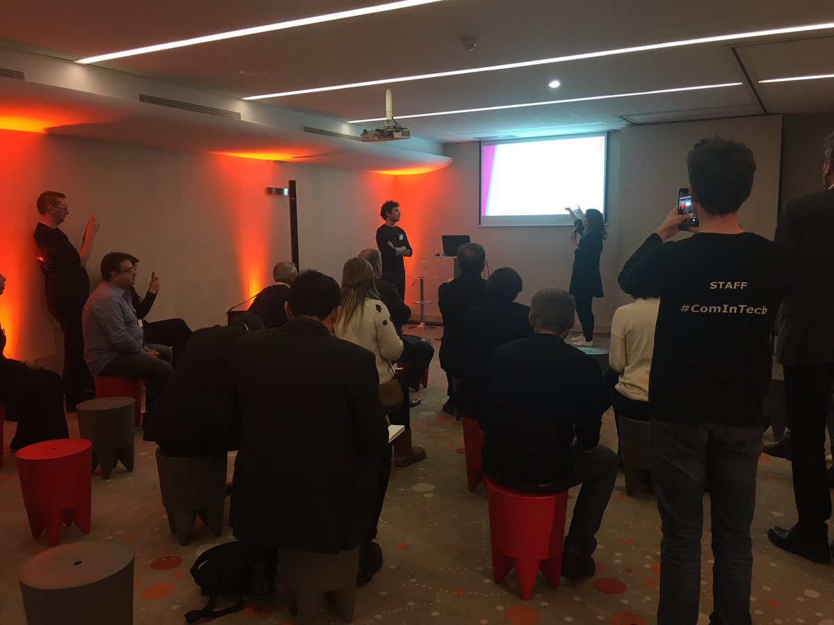 MPIFranceSuisse's tweet photo. On profite de la pause pour suivre les pitchs et le confort d'un joli pouf ! #ComInTech #eventprofs https://t.co/QfHVoo96Dm