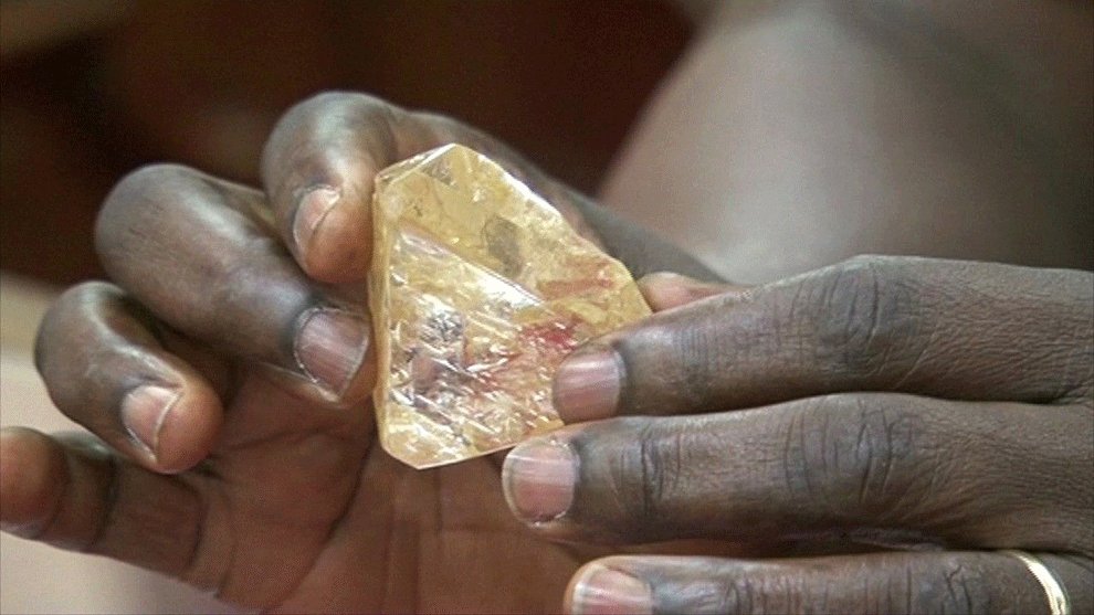 WeblogsTv's tweet photo. One of the world’s 20 largest diamonds: 706 carat diamonds found https://t.co/RYdOVasegf https://t.co/qS5DjmffRd