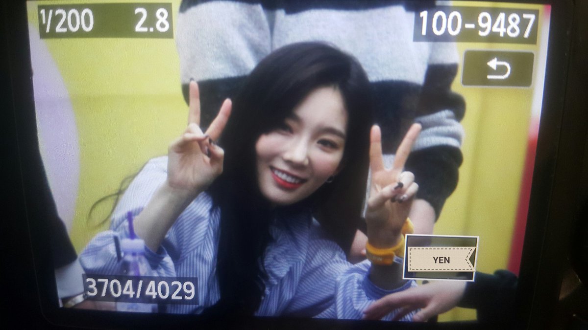 [PIC][17-03-2017]TaeYeon tham dự buổi Fansign cho "MY VOICE" tại COEX MALL Live Plaza vào tối nay C7HnD5fU4AAmbHQ