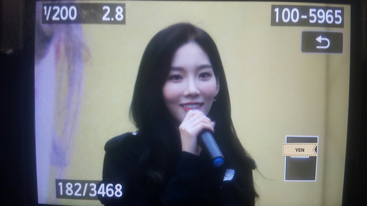 [PIC][17-03-2017]TaeYeon tham dự buổi Fansign cho "MY VOICE" tại COEX MALL Live Plaza vào tối nay C7HnP5MUwAEwLYe