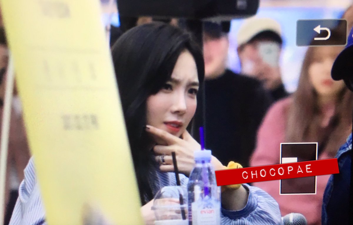 [PIC][17-03-2017]TaeYeon tham dự buổi Fansign cho "MY VOICE" tại COEX MALL Live Plaza vào tối nay - Page 2 C7HncceU0AEqazN