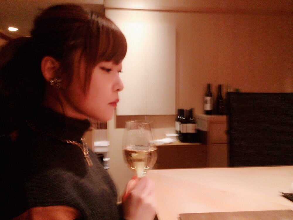 Sry__14's tweet photo. 母とステキな焼き鳥屋さんで。カウンターでシャンパンなんて大人になったな〜って思って写真をお母さんに撮ってもらったけど、、、ブレてます😭お母さん😭 

#さしツイ https://t.co/wk37ePkLmk