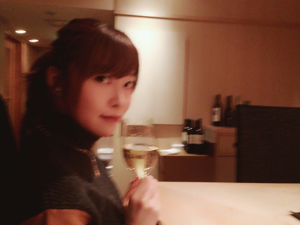 Sry__14's tweet photo. 母とステキな焼き鳥屋さんで。カウンターでシャンパンなんて大人になったな〜って思って写真をお母さんに撮ってもらったけど、、、ブレてます😭お母さん😭 

#さしツイ https://t.co/wk37ePkLmk