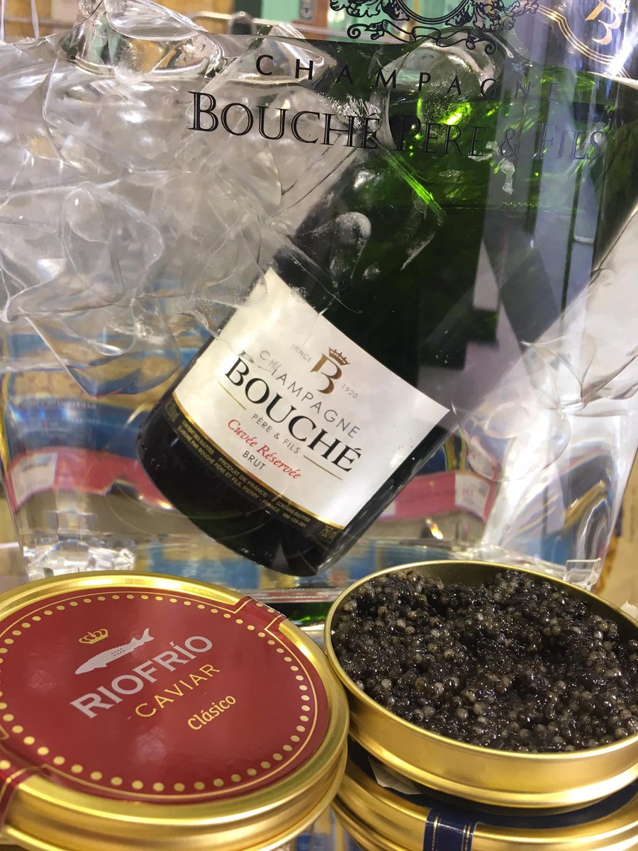 #Champán y #caviarderiofrio para celebrar con nuestros cientes el #diadelpadre #buenplan #bouchepereetfils ¡Feliz fin de semana!
