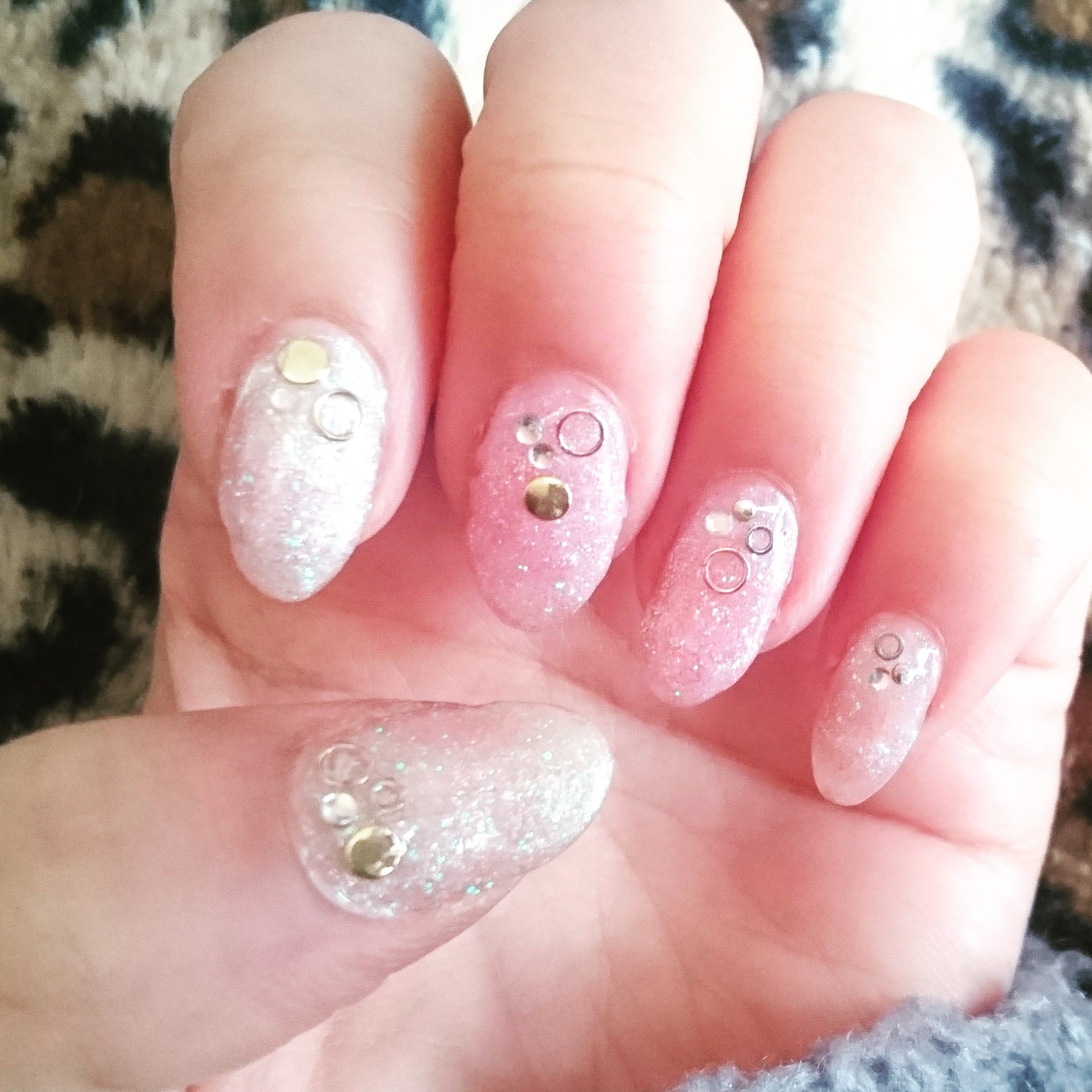 ラブ子 Love Gama 8 15 日 いいだ丘のうえ朝市出店 手作りがま口屋さん Auf Twitter 卒業式ママネイルはこんなでした 右腕が超痛かったのでひどいフォルムです ピアドラのオーロラホワイトとオーロラピンクのグリッターでラメネイル セリアのネイル