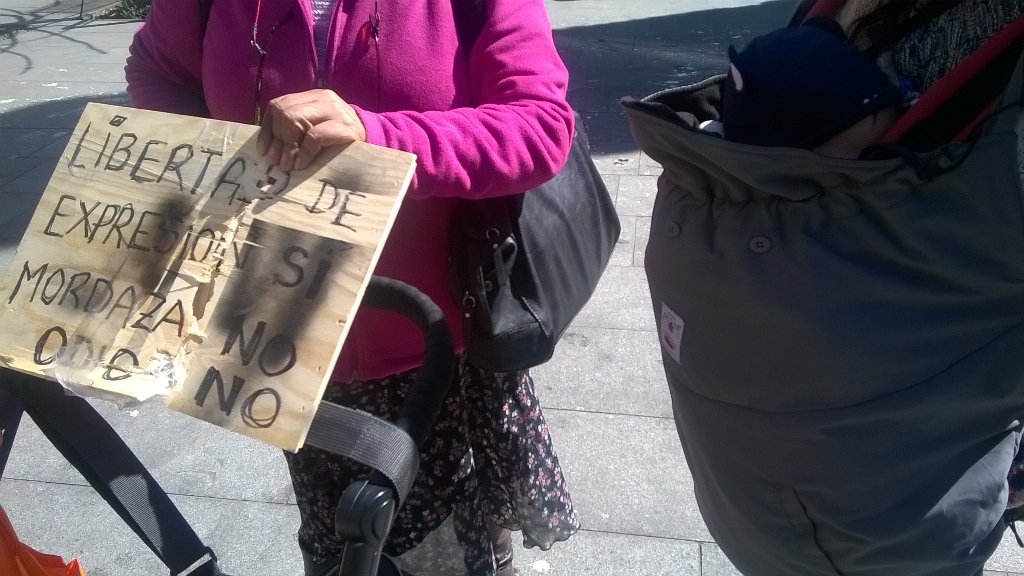 tanizfa's tweet photo. Los radicales siguen demostrando su miseria con violencia...agreden a bebé y su mamá #Barcelona #ElBusDeLaLibertad🆘 https://t.co/GSG4xOU59b