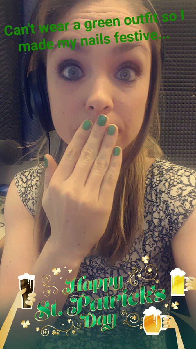 CassidyQuinn's tweet image. Happy #StPatricksDay! No green clothes for me this morning... But you still can&apos;t pinch me! #GreenScreenProblems