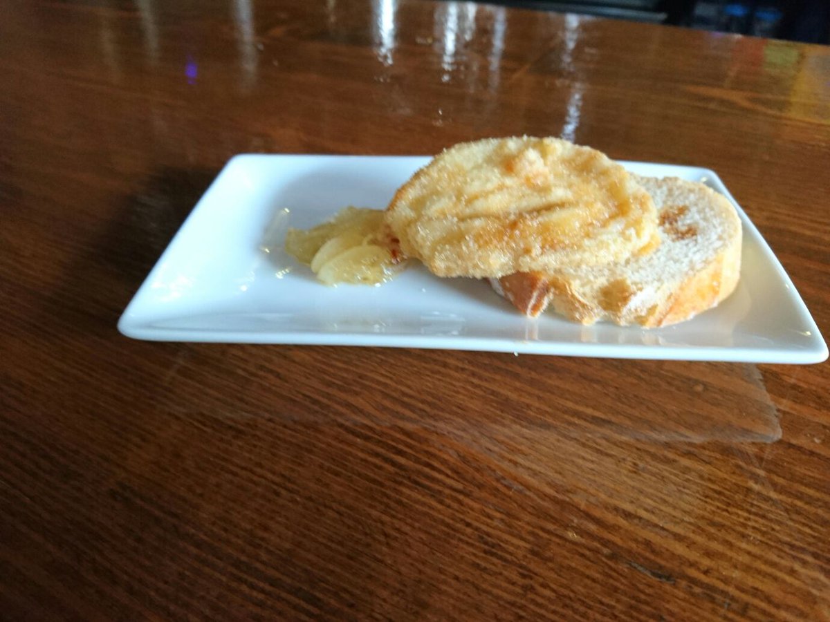 Nuestras tapitas del día
Gambon rebozado de kikos con salsa parmesano.
Rulo de cabra frito con cebolla caramelizada.