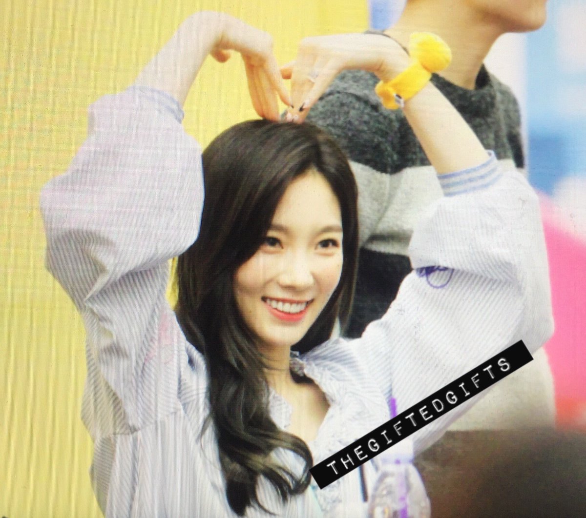 [PIC][17-03-2017]TaeYeon tham dự buổi Fansign cho "MY VOICE" tại COEX MALL Live Plaza vào tối nay C7HyAqPV0AE7c27