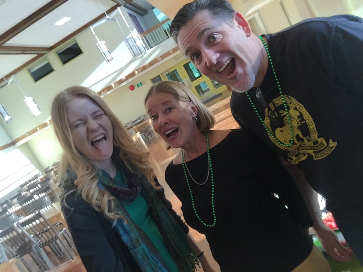 RenStudentLife's tweet photo. Happy Black, Gold, &amp; Green Day (aka St. Patty's Day)! To celebrate, we are giving away treats in the Caf! #goblackgogoldgogreen #1Renison ☘ https://t.co/33Elwnn48v
