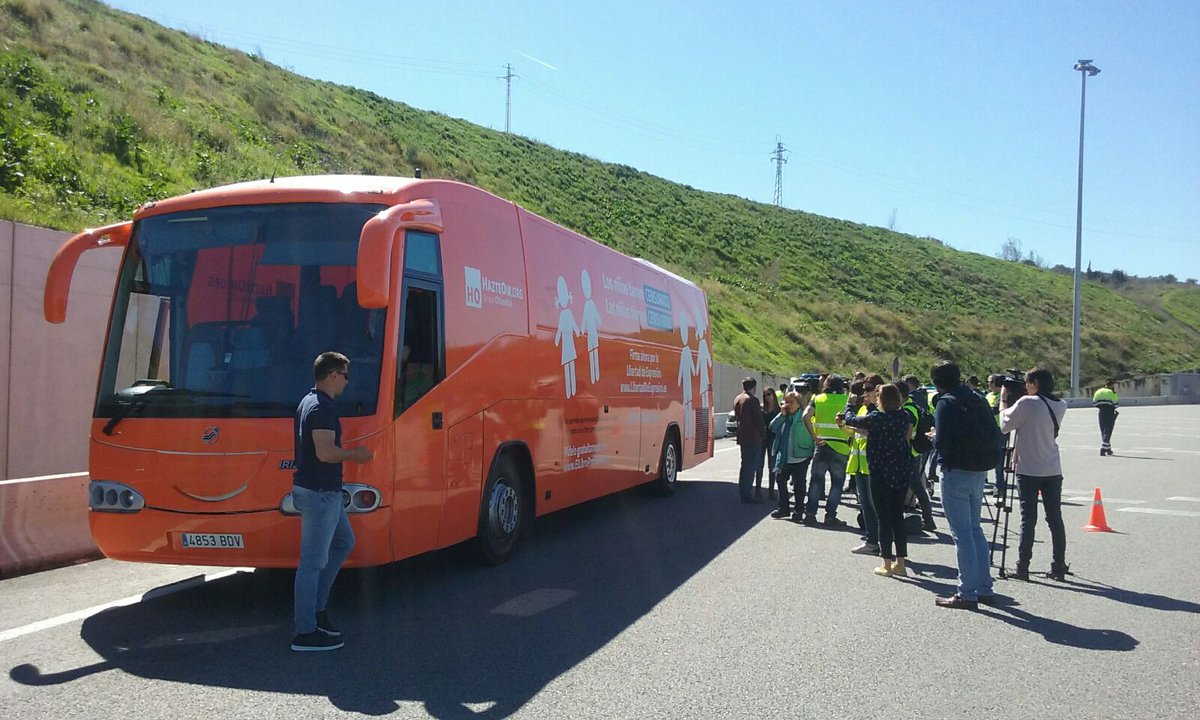 mossos's tweet photo. Procedim a la immobilització i posterior retirada de la via pública del bus @hazteoir d'acord amb la mesura cautelar d’@aferssocialscat https://t.co/1vf66lJMFu