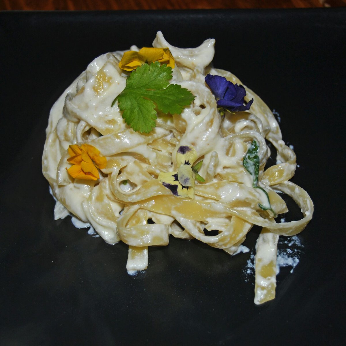 Algunos platitos del menú degustación.
Gazpacho de frambuesa con tapón de presa iberica.
Tortelini con salsa ricotta y flores dulces