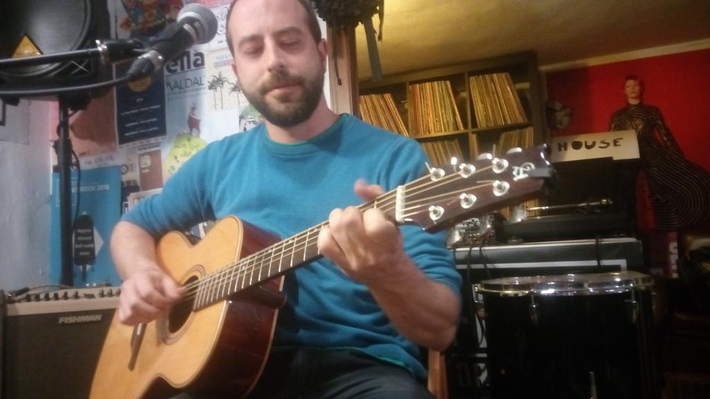 L'amic <a href="/DarlasQwart/">Darlas Qwart</a> ve de visita al Poblenou. Avui, la seva música íntima en viu a <a href="/ultralocalrec/">Ultra-Local Records</a>