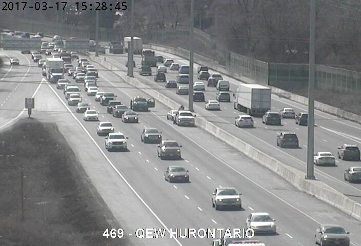 Ontario511's tweet photo. Mississauga: #QEW dir Toronto #RTE10 / Hurontario, 1 voie de gauche bloquée en raison d'une collision. #ONRtes https://t.co/58rYpwN4uM