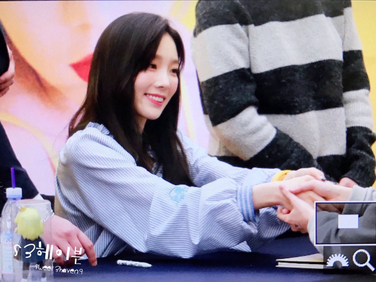 [PIC][17-03-2017]TaeYeon tham dự buổi Fansign cho "MY VOICE" tại COEX MALL Live Plaza vào tối nay C7I1_35UwAAhX7Q