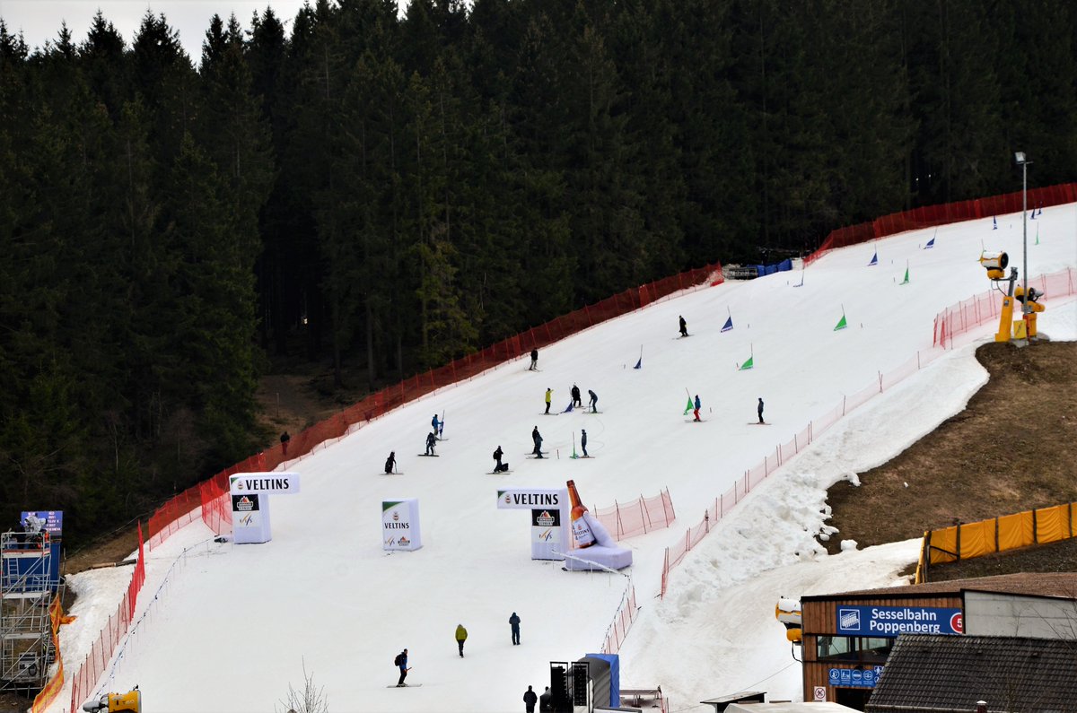 Die Strecke für den Snowboard-Weltcup in #winterberg ist gesteckt, die Helfer sind weiter fleißig. Samstag 8.30 Uhr geht's los <a href="/snowboardwtb/">SnowboardWinterberg</a>