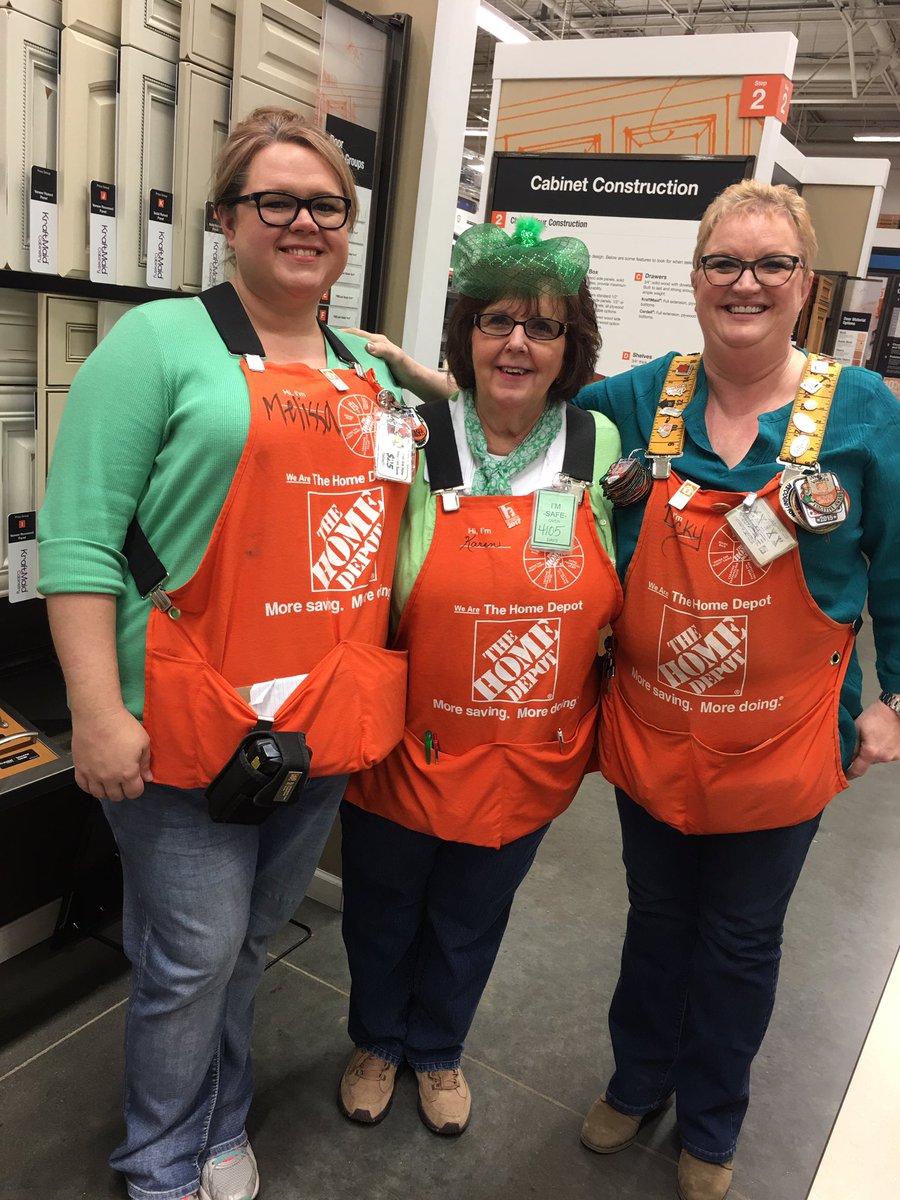 Kitchens and appliances sporting our St. Paddy's attire today. #4802HD.