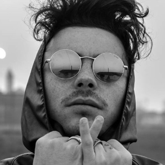 StingEyewear's tweet photo. Look da American gangsta per @LoomyOfficial con indosso il modello BOOM 2 di ST!N 😎
#StingEyewear #sunglasses #loomy #lorenzolumia #xfactor https://t.co/NCwhdjwx8d