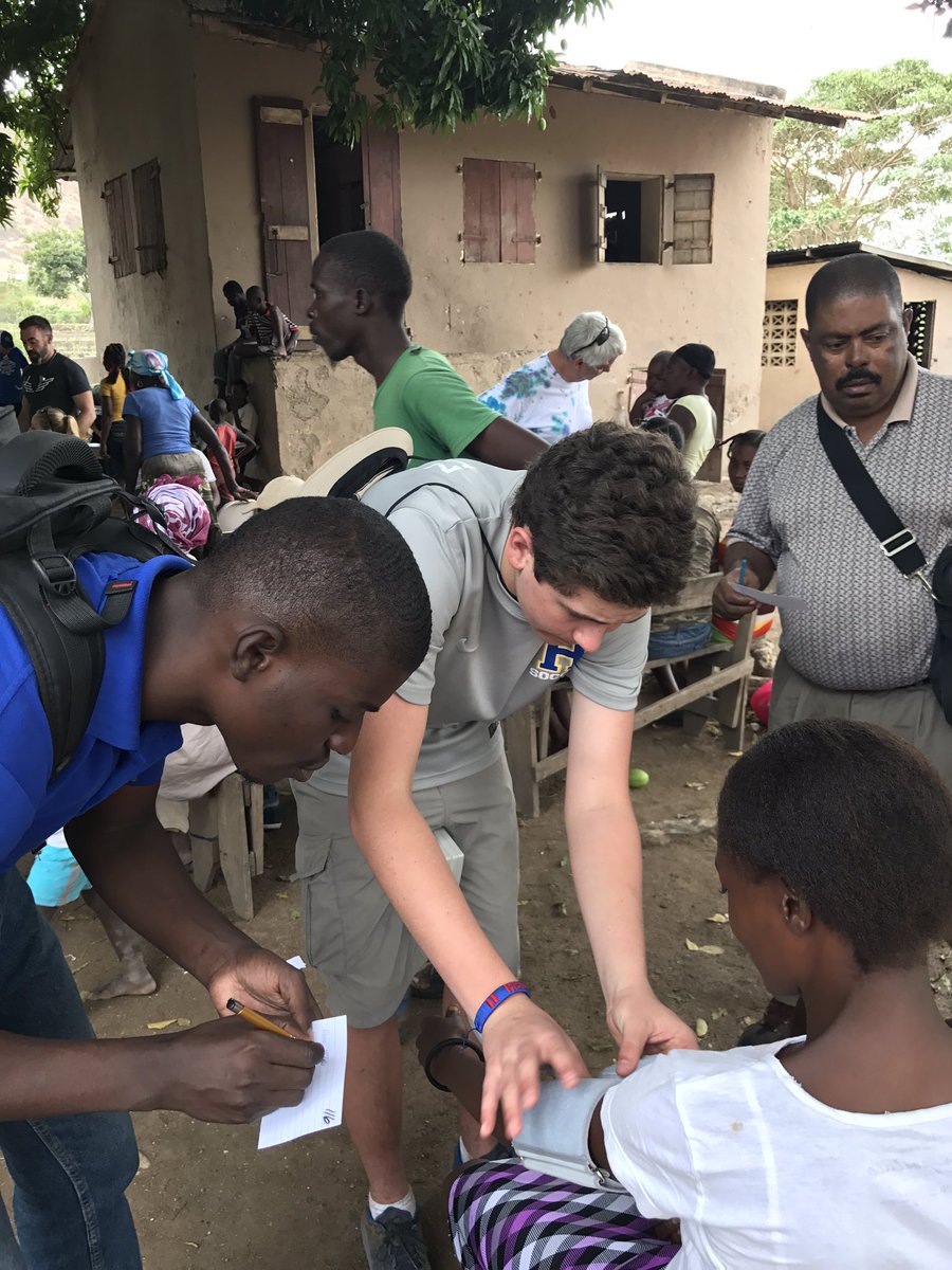 ASchultz121's tweet image. @schultznoah1 @fhhshosa Haiti 2017 Medical Clinic