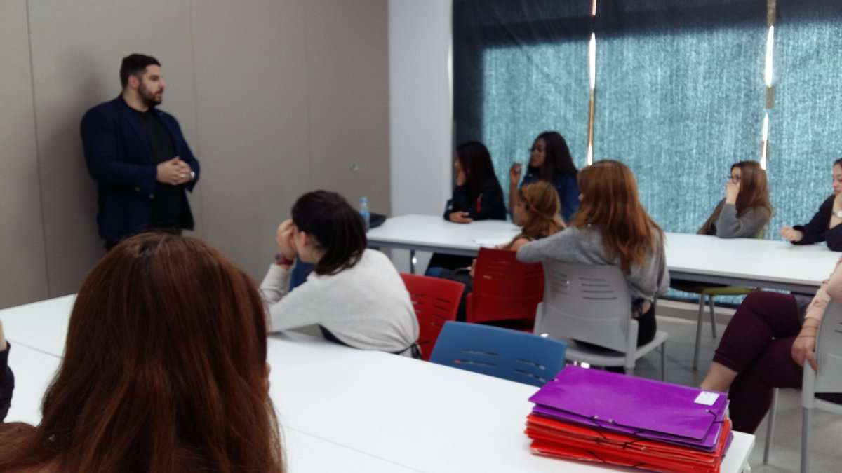 EscolaPiaSaltFP's tweet photo. Avui #masterclass d'Omar Fonte al #PFI de #imatgepersonal @escolapiacat #escolapiasalt #saltjove #SUMMEM #saltestademoda https://t.co/NOr5O9nsC2