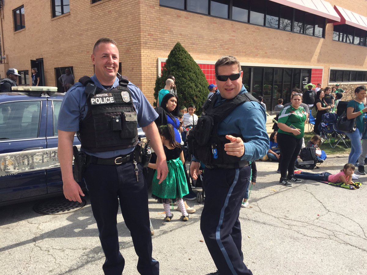 kcpolice's tweet photo. Officers enjoyjng the #kcirishparade. Happy St. Patrick's Day! https://t.co/MTNNKhefYT