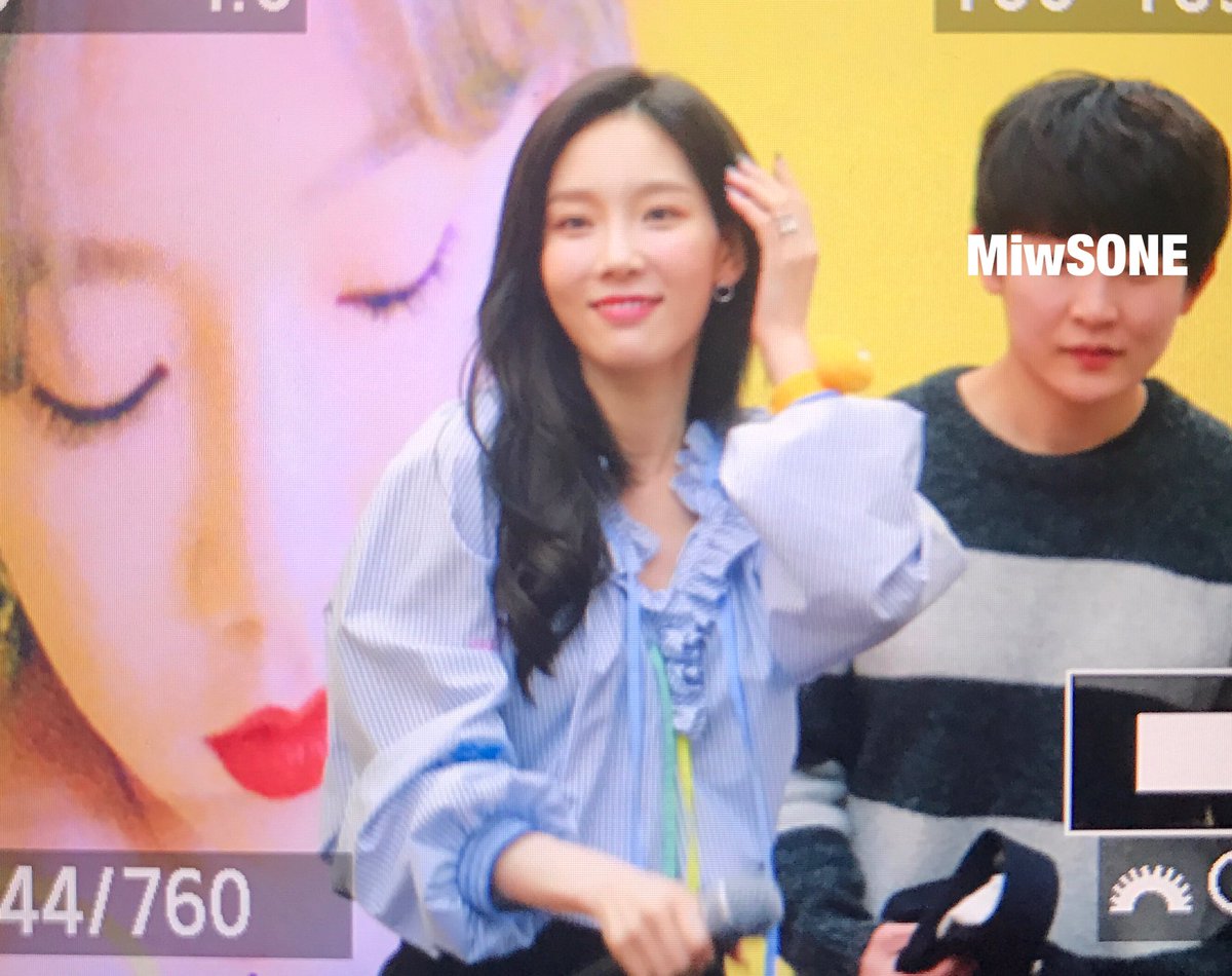 [PIC][17-03-2017]TaeYeon tham dự buổi Fansign cho "MY VOICE" tại COEX MALL Live Plaza vào tối nay C7IAjJtVsAII1PH