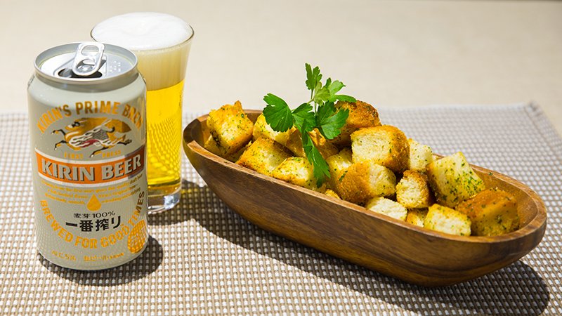 キリンビール Kirin Beer ビールと相性抜群 今夜の 深夜メシ は 話題の 食パンクルトン やってみました 食パンを2cm四方に切る フライパンにオリーブオイルをひき カリカリになるまで焼く 塩 パセリ バジルをふりかければ完成