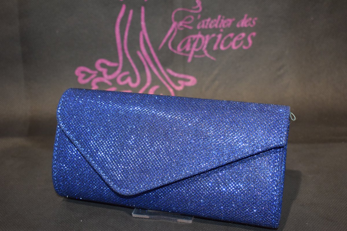 ARRIVAGE: Accessoires hommes (boutons de manchettes, nœud papillon...) et femmes (pochettes et étoles).