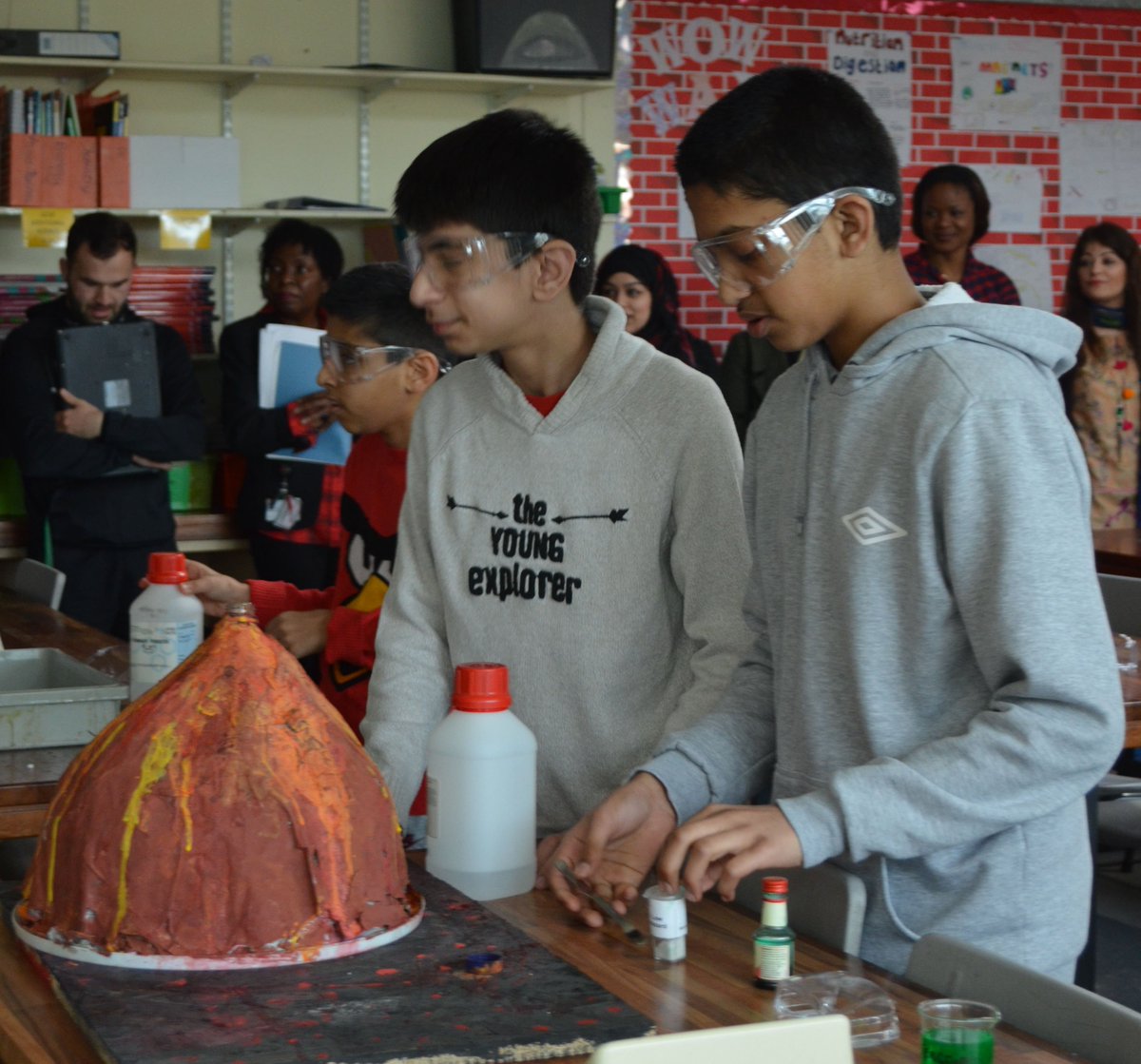 ChallneyBoys's tweet image. Pupils leading the way with elephant toothpaste - showing how a volcano erupts. @ScienceWeekUK #BSW17 #DemoDay17